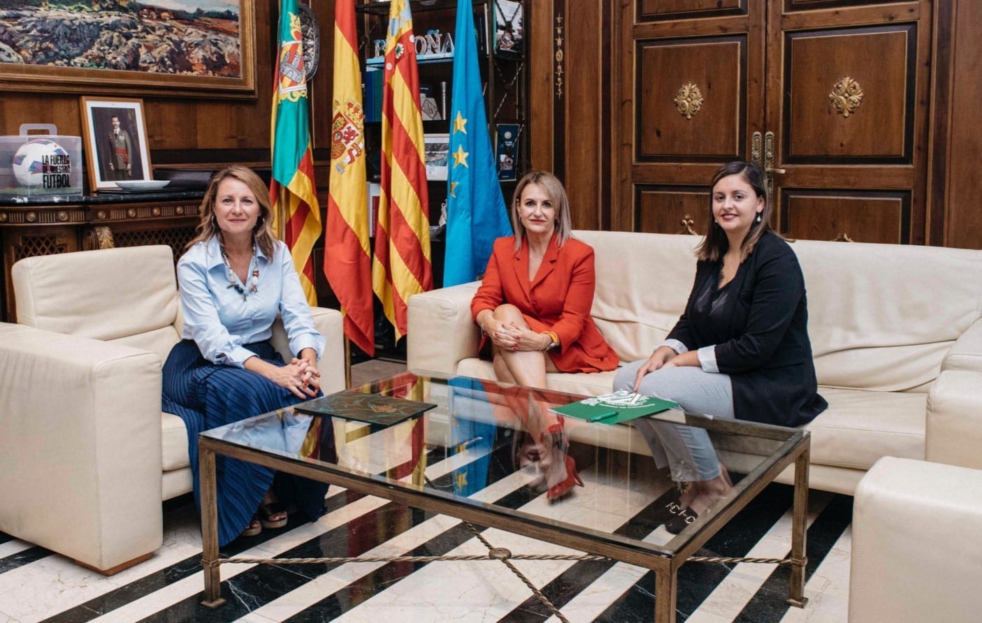 Reunión entre la alcaldesa de Castellón, Begoña Carrasco, la concejala de Turismo, Arantxa Miralles, y la consellera de Innovación, Industria y Turismo, Nuria Montes.