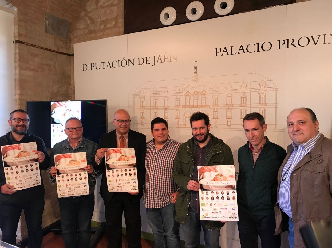 El chef del restaurante &#039;La Alcuza&#039;. Juan José Mesa (centro), junto a otros cocineros y autoridades durante la presentación de la jornada.