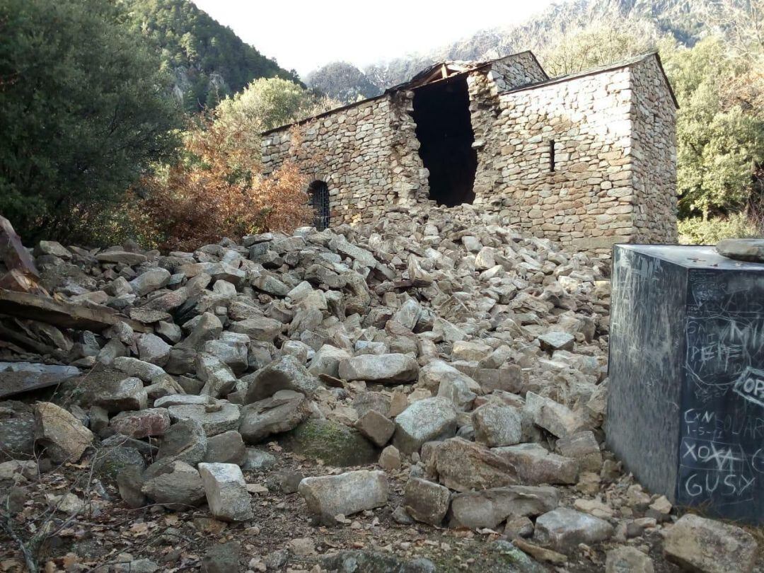 El campanar ensorrat de Sant Vicenç d'Enclar.