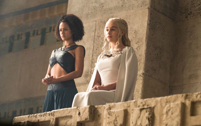 Emilia Clarke (d) es una de las protagonistas de &#039;Juego de Tronos&#039;