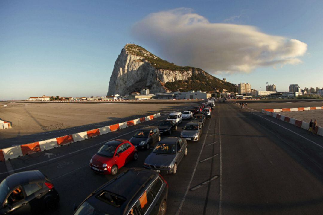 Vehículos cruzan el aeropuerto de Gibraltar.