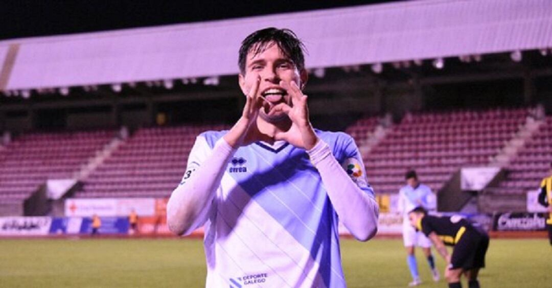 Brais Abelenda, celebrando uno de sus dos goles, sigue como pichichi del equipo