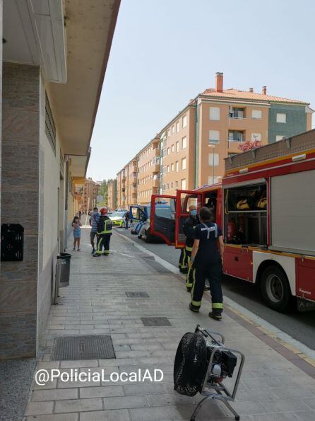 Los bomberos acudieron a la llamada por un incendio de una vivienda en la calle María Pacheco