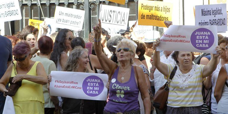 Plataformas en apoyo a Juana Rivas, en busca y captura por no entregar a sus hijos al padre, protestan esta mañana frente al Ministerio de Justicia en Madrid, y en otras ciudades del país, para asegurar la protección de sus hijos. 