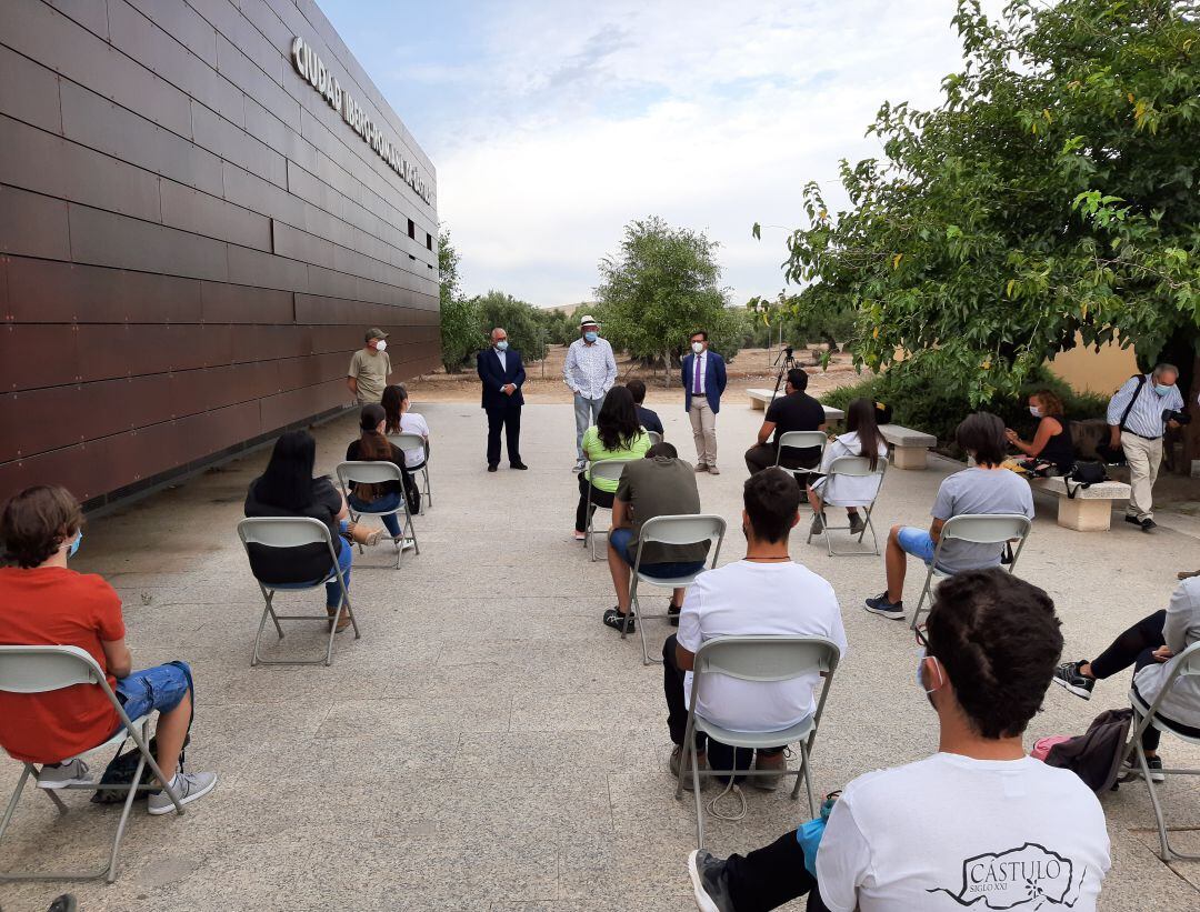 Alumnos y alumnas de la UJA son recibidos para iniciar los campos de trabajo en Cástulo