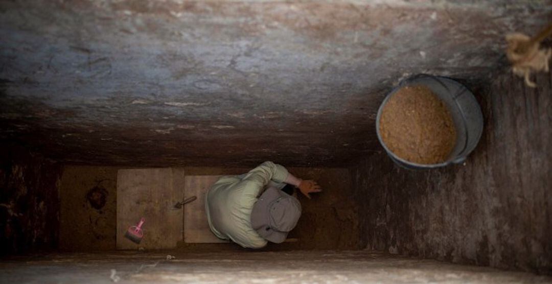 Un arqueólogo trabaja en una fosa