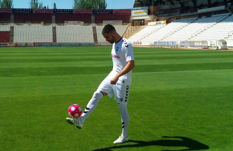 Rafa Gálvez se viste de blanco por primera vez en el Carlos Belmonte