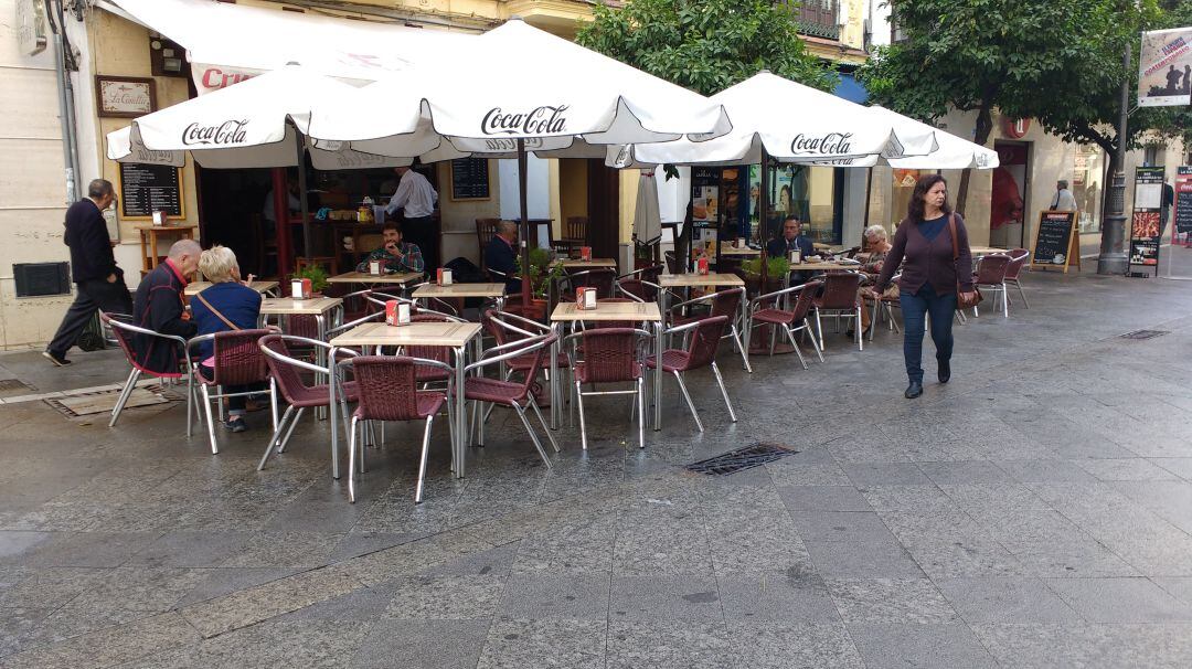 Terraza de un bar de la calle Larga (Archivo)