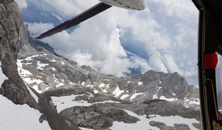 El helicóptero del Gobierno de Cantabria sobrevolando la zona de Picos de Europa.