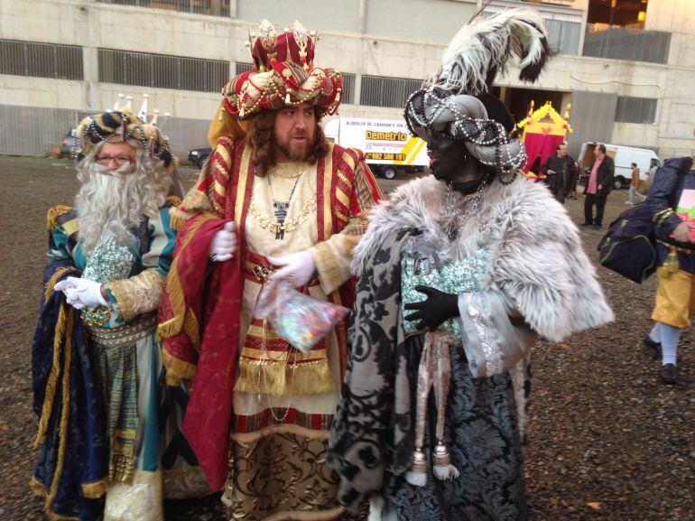 Los Reyes Magos abandonan el recinto del Arenal, tras la suspensión de la Cabalgata