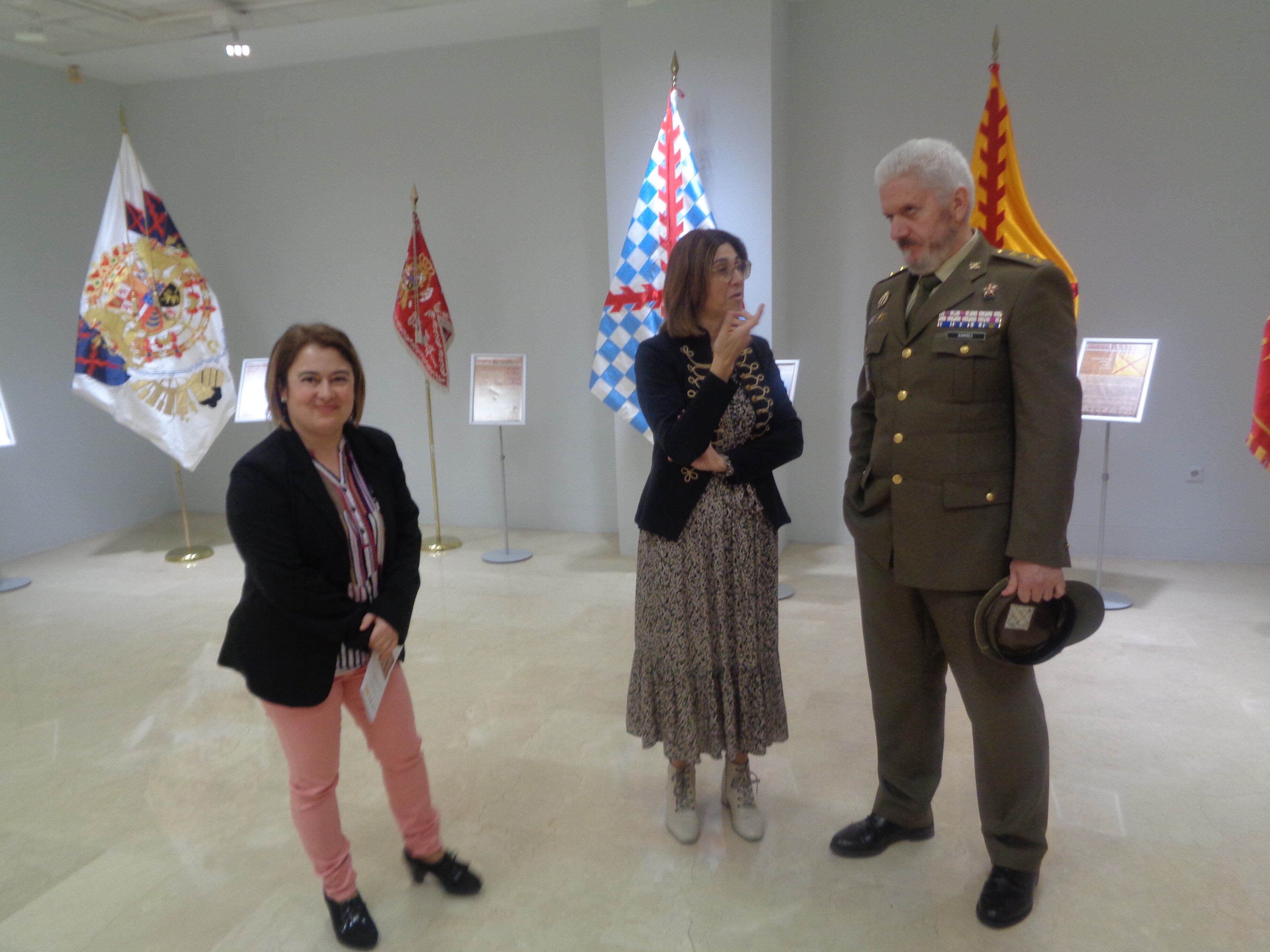 El coronel Francisco de Asís Ramírez, subdelegado de Defensa en Burgos, con la alcaldesa, Raquel González (en el centro) y la concejal de Cultura, Teresa Bermejo