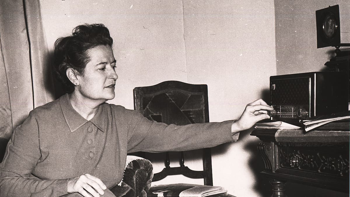 'Doce meses con Carmen': T01x02, Carmen Conde levanta su voz en la radio