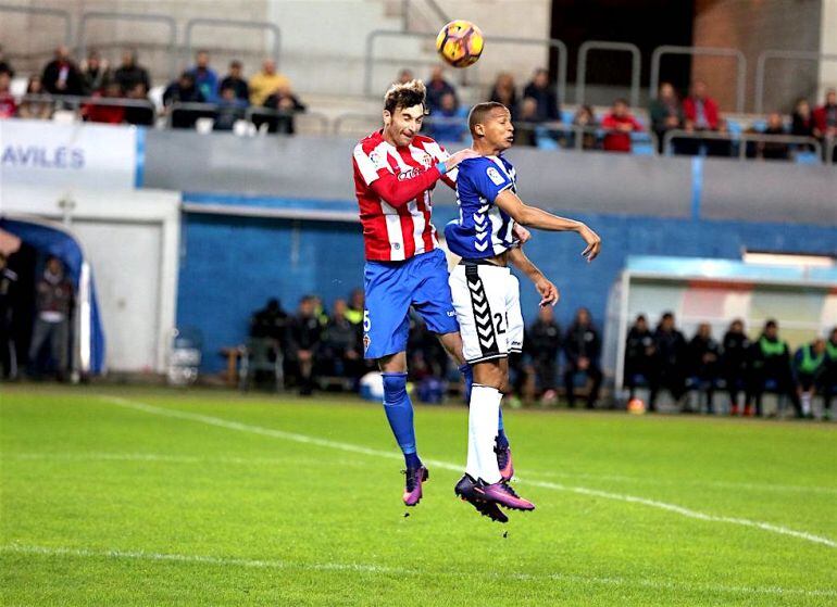 Amorebieta pugna por un balón aéreo con Deyverson.