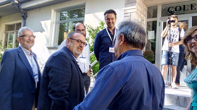 El último Consejero de Educación, Fernando Rey, a su llegada a San Gabriel Ciudad de la Educación para participar en el curso &quot;Prensa y Poder&quot;