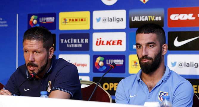 El entrenador y el centrocampista turco charlan con la prensa en el día previo al partido con el Galatasaray