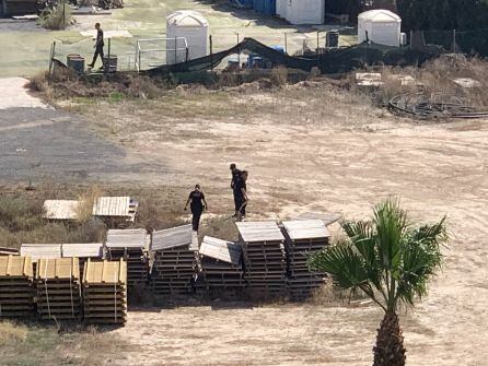 La Policía Local inspeccionando el solar contiguo