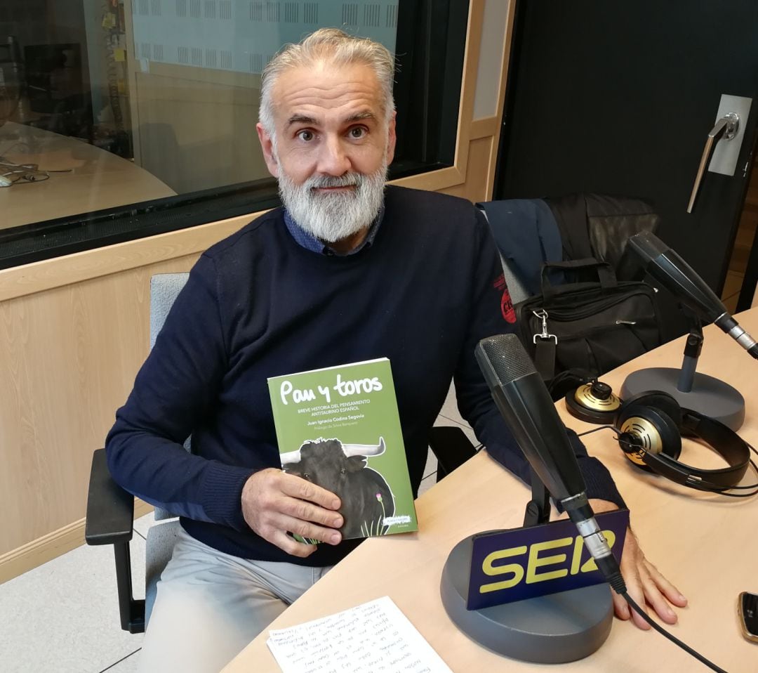 Juan Codina en el estudio de la Cadena Ser en Mallorca