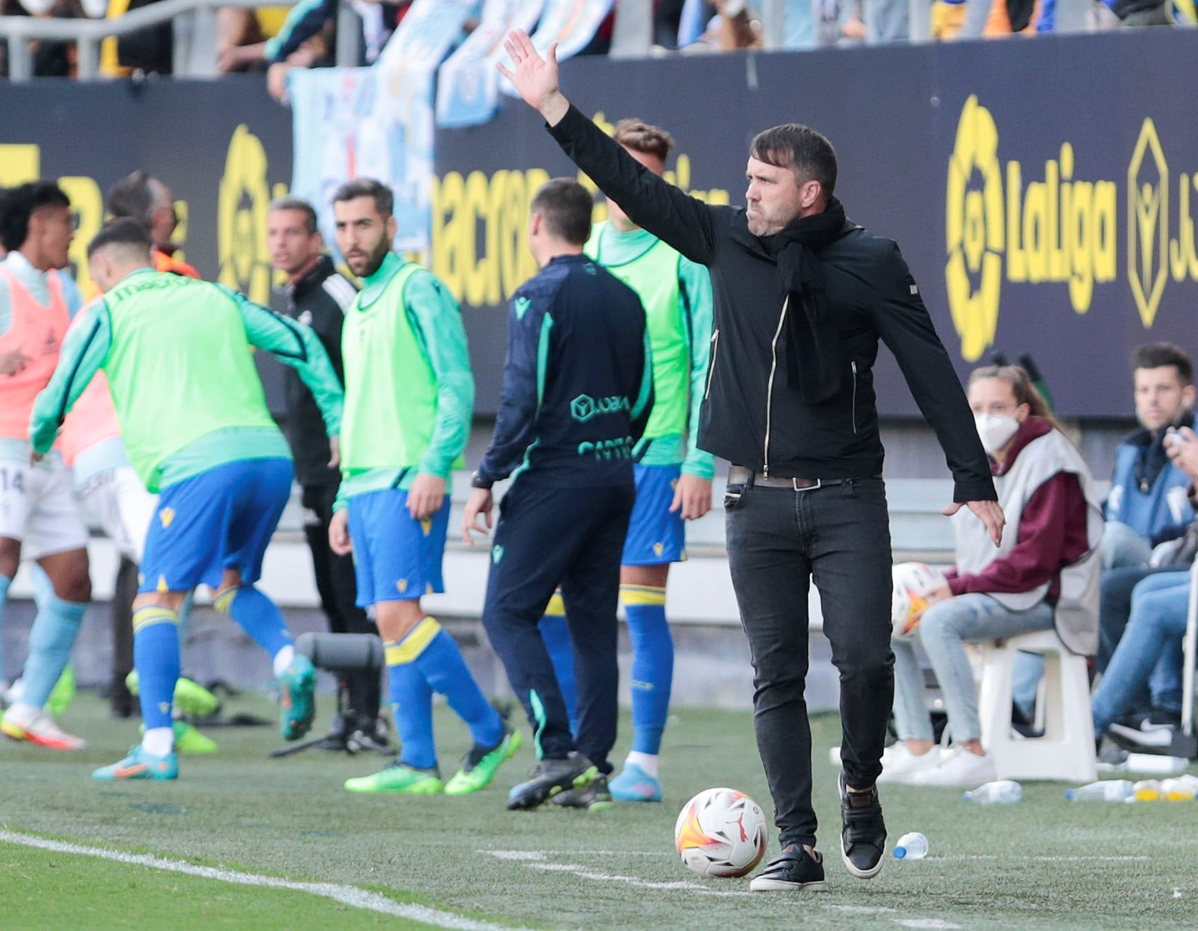 CÁDIZ, 12/02/2022.- El entrenador del RC Celta Eduardo Coudet, durante el partido de LaLiga de la jornada 24 contra el Cádiz hoy sábado en el estadio Nuevo Mirandilla.- EFE / Román Ríos
