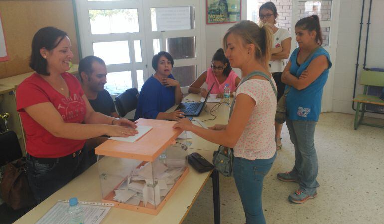 Una madre, votando en un colegio de San Vicente del Raspeig