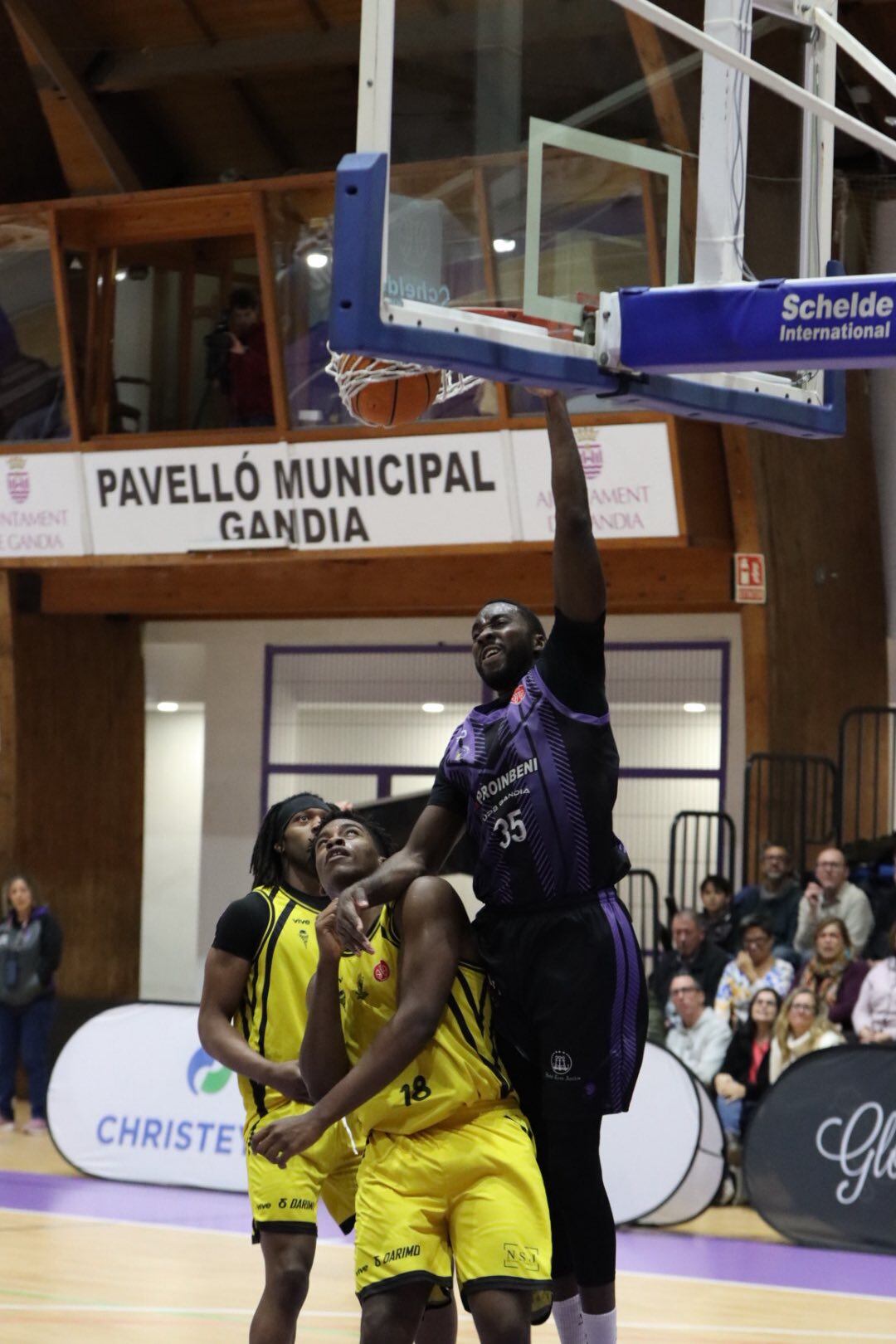 Johan Kody anotando una canasta contra el Lliria./ UPB Gandia