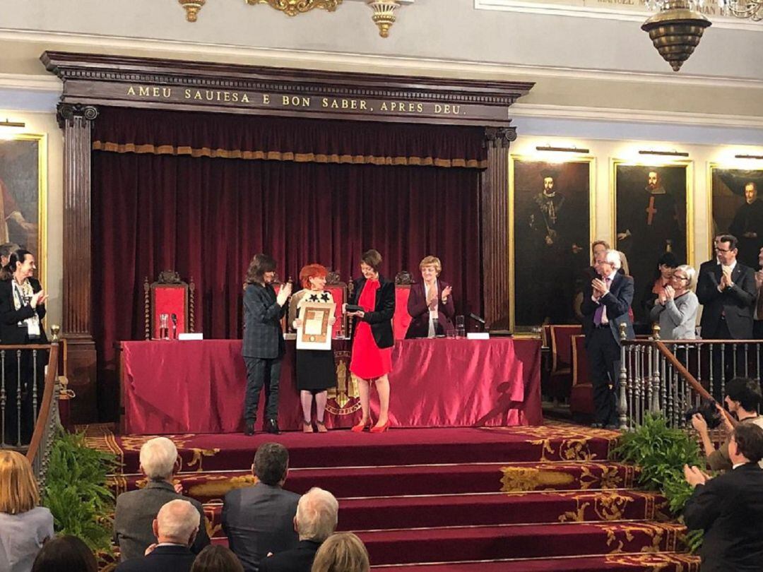 Julia Sevilla recibe la medalla de la Universitat de la rectora Mavi Mestre en presencia de la vicepresidenta Carmen Calvo