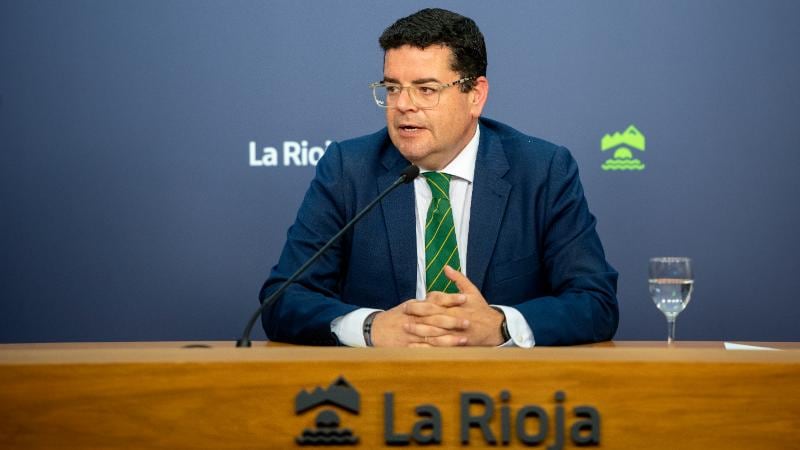 El portavoz del Gobierno de La Rioja, Alfonso Domínguez, detalla los primeros nombramientos de directores generales tras la reunión de Consejo de Gobierno.