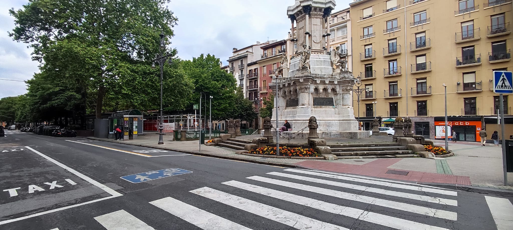 Vista parcial del Paseo de Sarasate de Pamplona con el monumento a los Fueros en primer término.