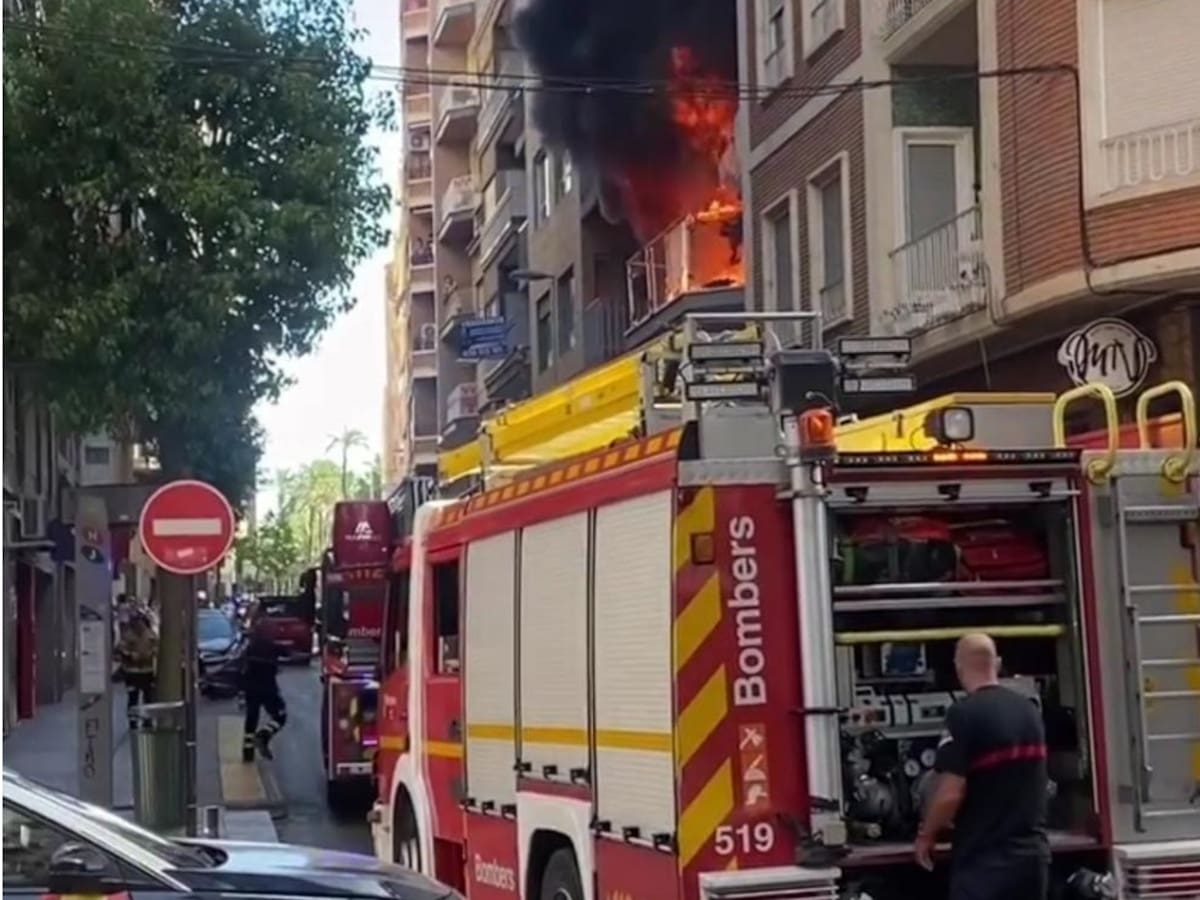 Un incendio en una vivienda del centro de Elche obliga a desalojar a todos los vecinos del edificio