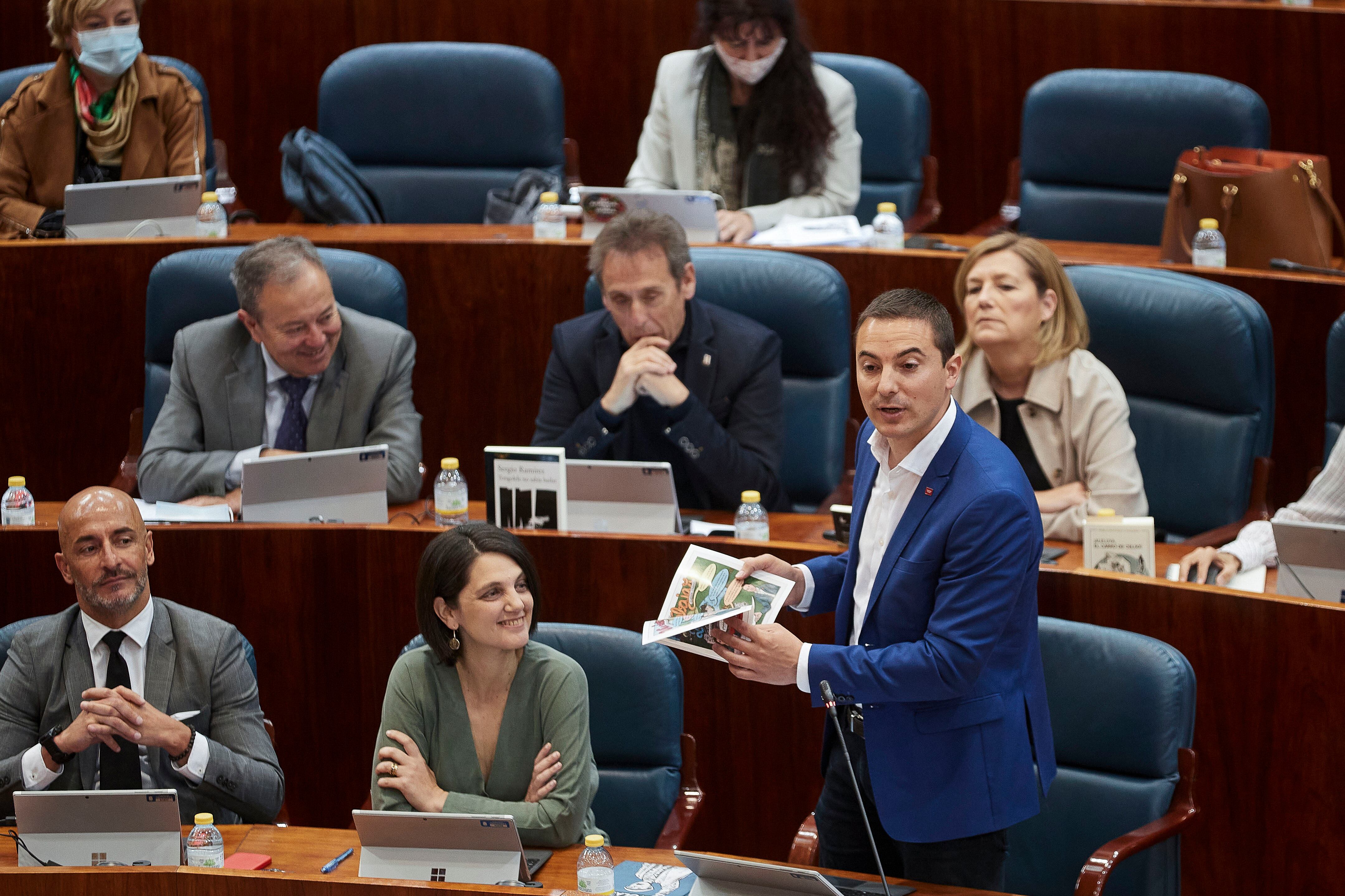 El portavoz del PSOE en la Asamblea de Madrid, Juan Lobato (d) participa, en la sesión de la Asamblea de Madrid