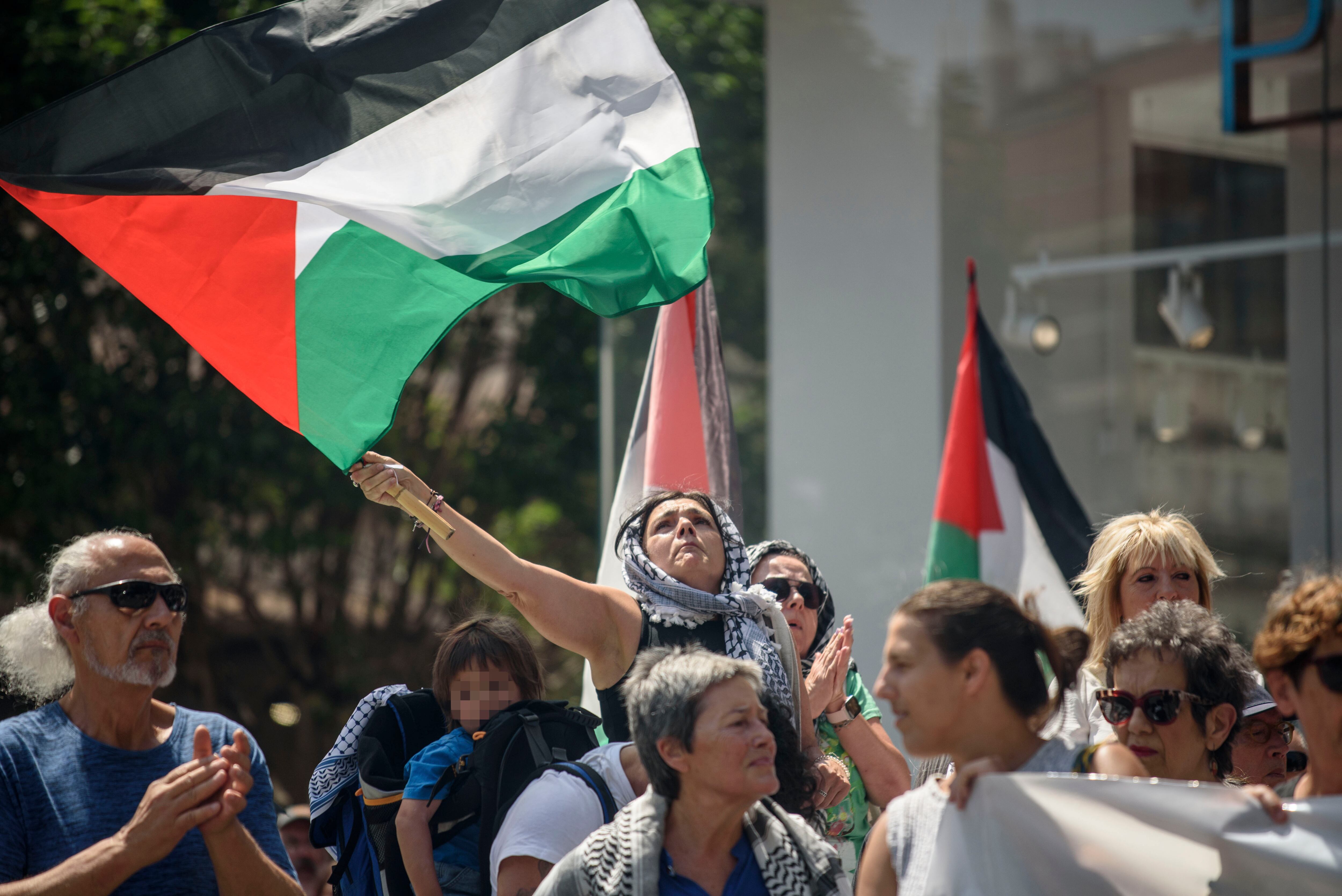 BILBAO, 09/08/2025.- Concentración este sábado en la plaza Circular de Bilbao convocada por 'Gernika-Palestina Herri Ekimena' para denunciar la situación que padece Palestina. EFE/Javier Zorrilla