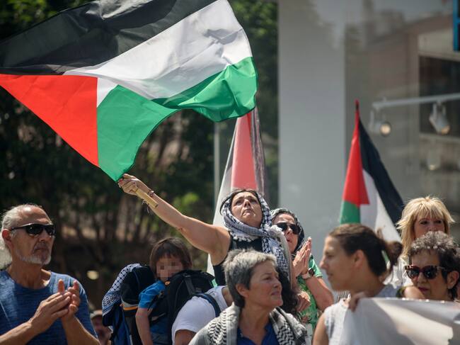 BILBAO, 09/08/2025.- Concentración este sábado en la plaza Circular de Bilbao convocada por 'Gernika-Palestina Herri Ekimena' para denunciar la situación que padece Palestina. EFE/Javier Zorrilla