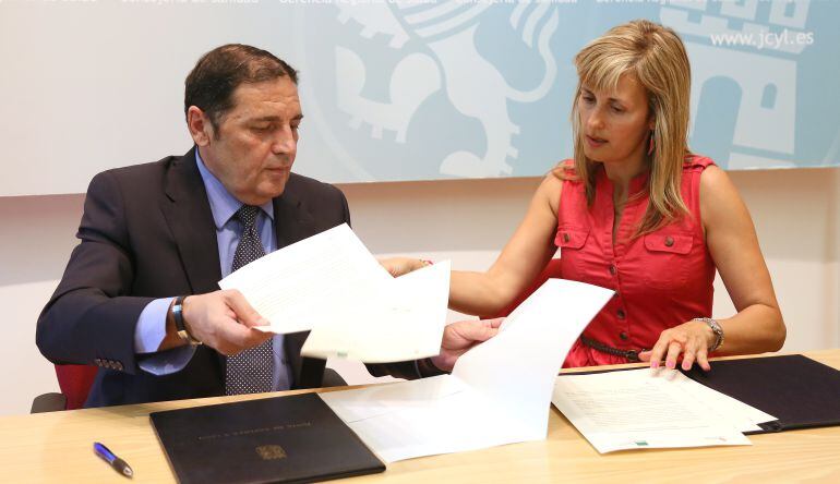 El consejero de Sanidad, Antonio Sáez, y la responsable del sindicato SATSE, Silvia Sáez