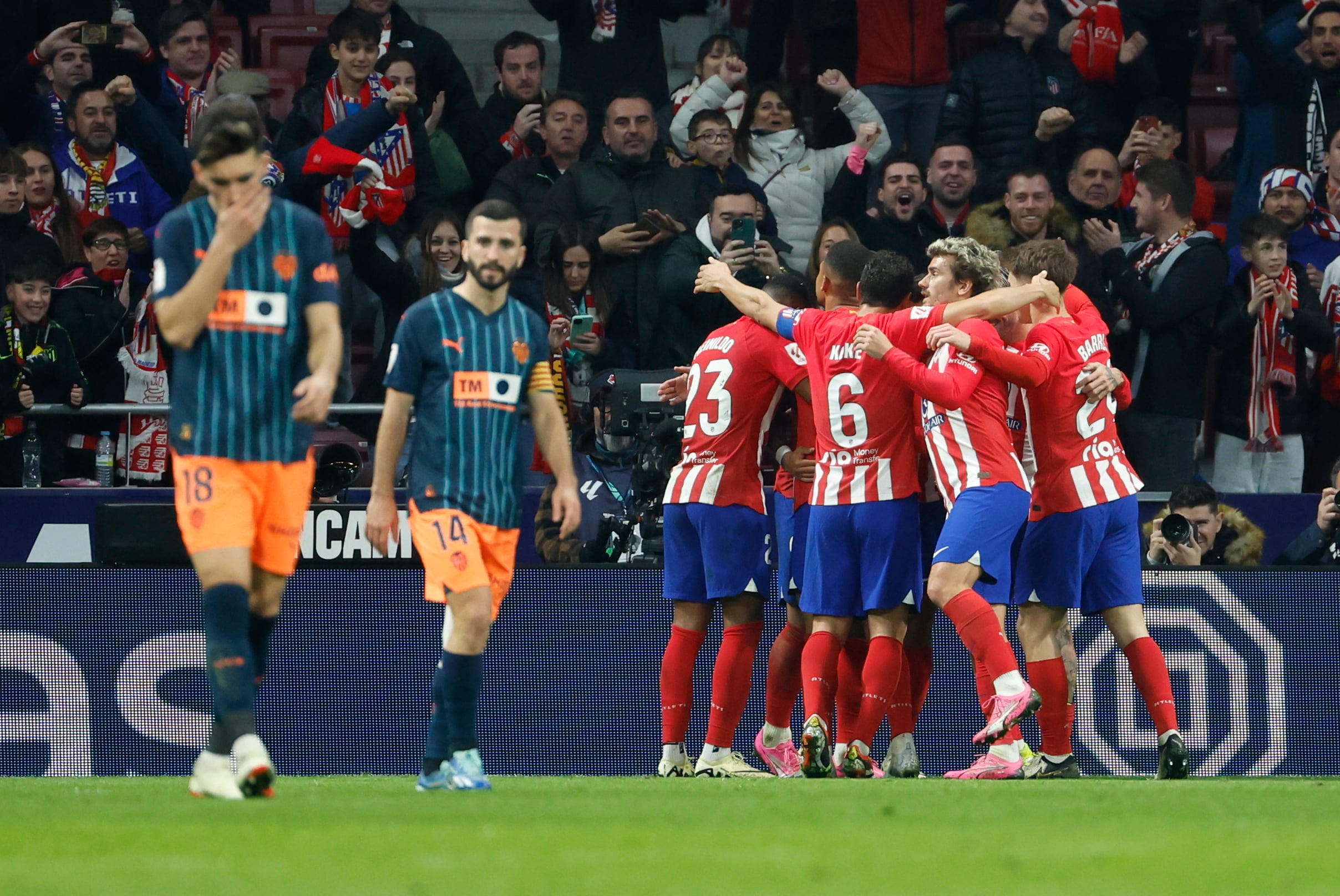 MADRID, 28/01/2024.- Los jugadores del Atlético de Madrid celebran el segundo gol de su equipo durante el partido correspondiente a la jornada 22 de LaLiga que enfrenta al Atlético de Madrid y el Valencia CF este domingo en el estadio Cívitas Metropolitano.EFE/ Javier Lizon
