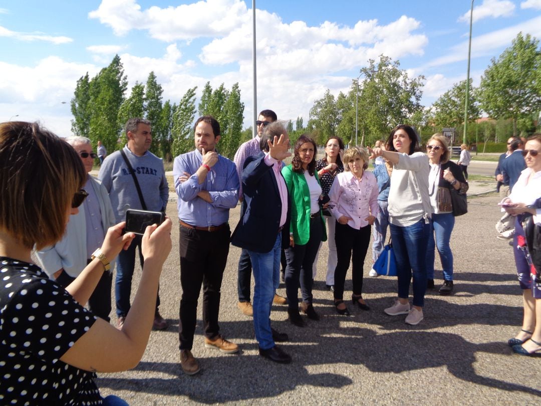 La candidata socialista a la Alcaldía de Aranda señala a la ministra los terrenos destinados al nuevo hospital