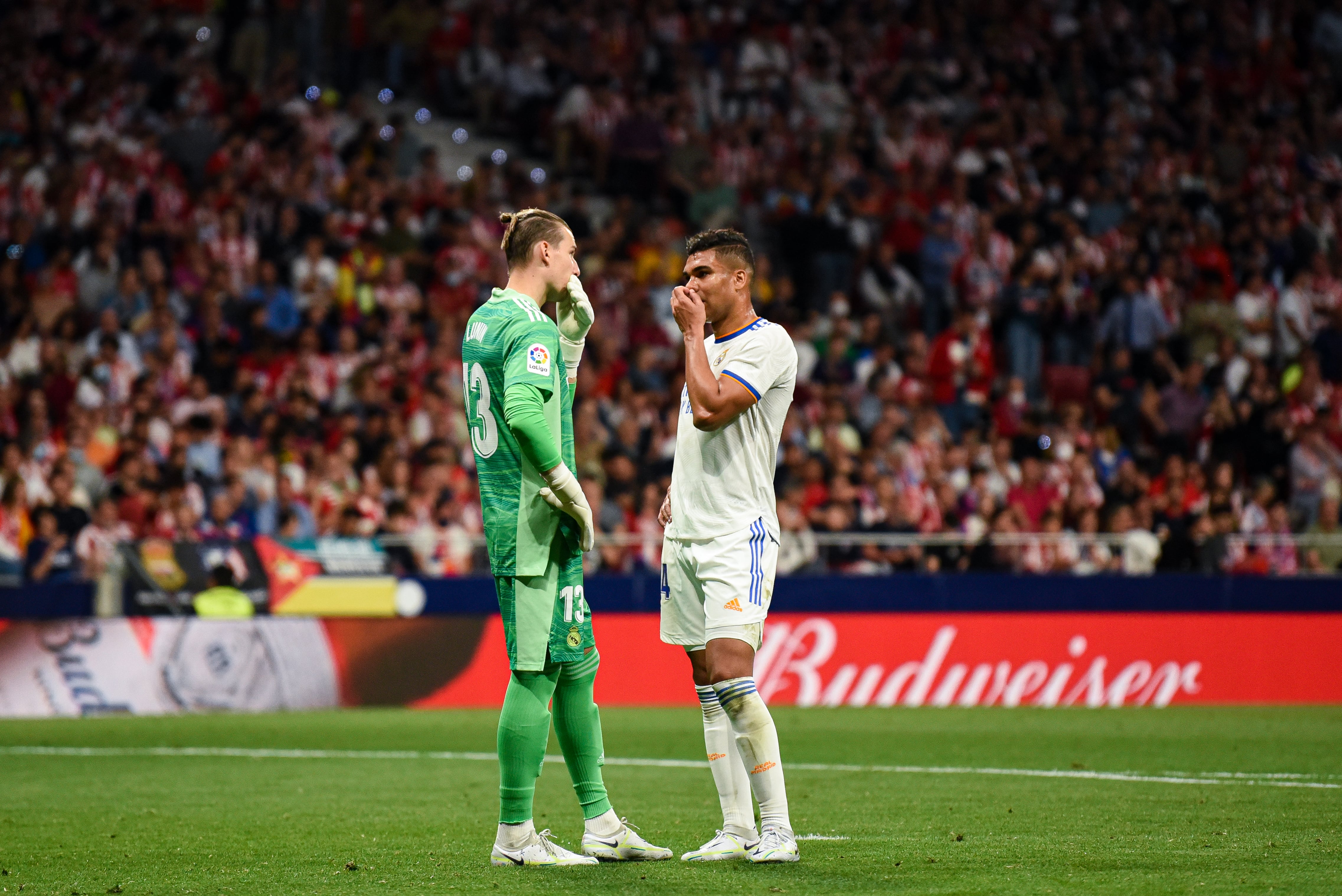 Lunin y Casemiro hablan, durante el derbi madrileño de este domingo.