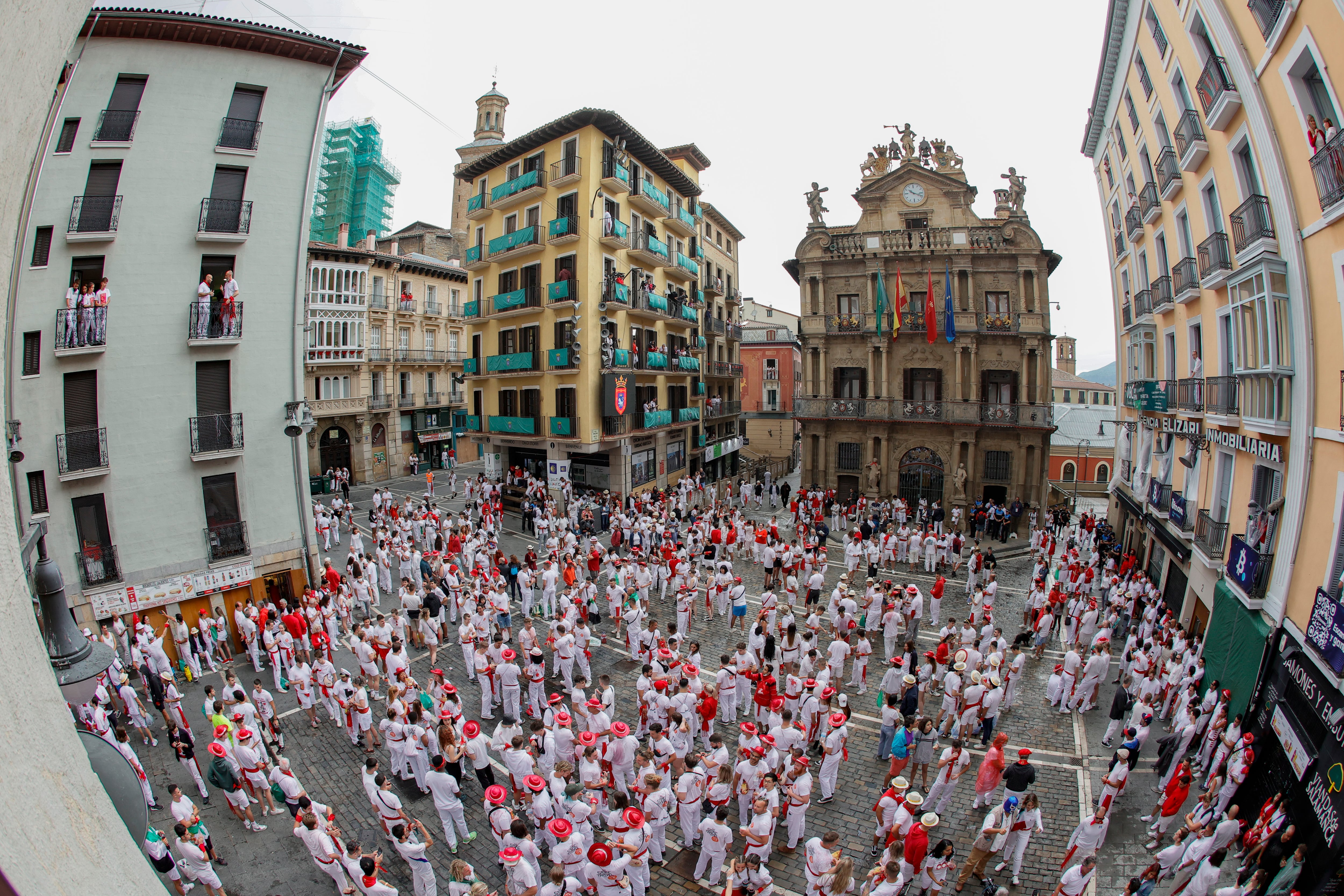 Vista del ambiente en la Plaza Consistorial de Pamplona momentos antes del chupinazo de los Sanfermines 2022