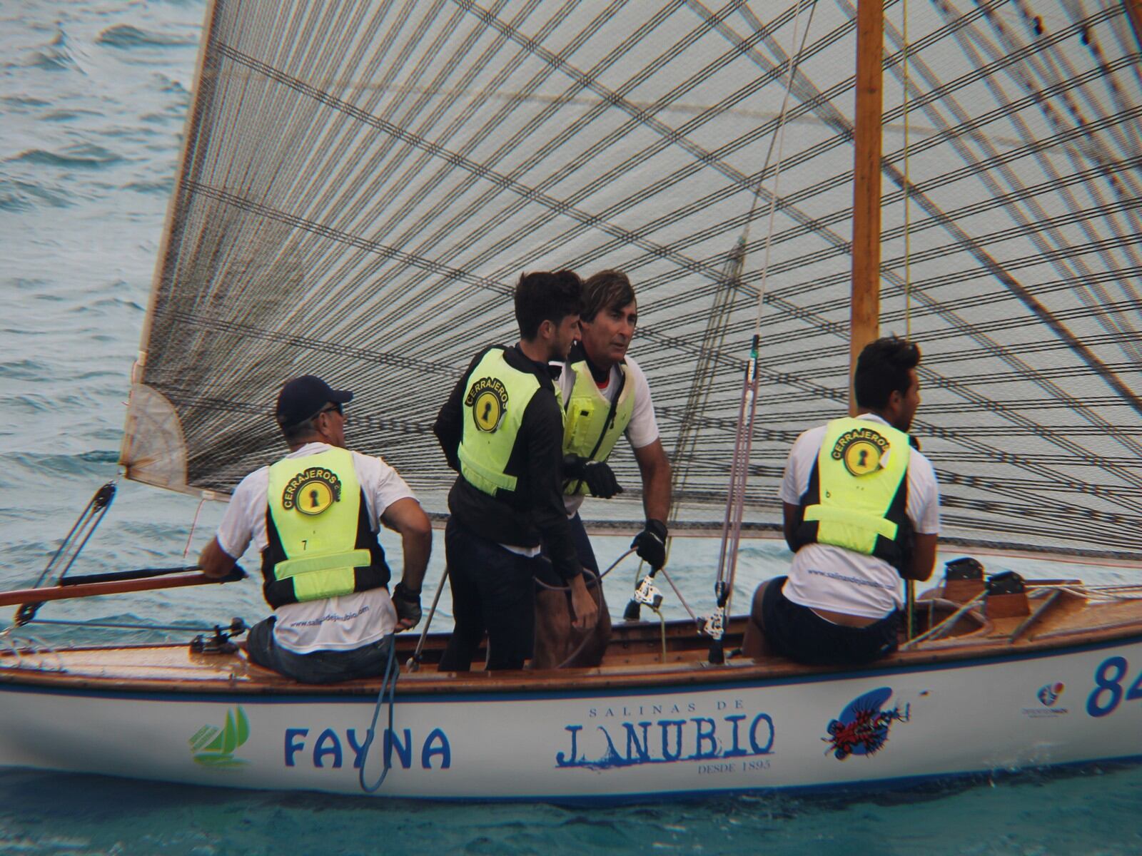 La tripulación del Fayna Salinas de Janubio durante la regata.