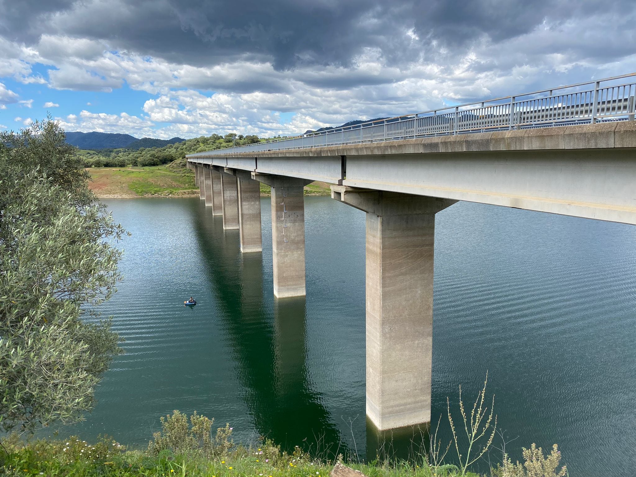 Embalse de San Rafael de Navallana tras las lluvias de primavera