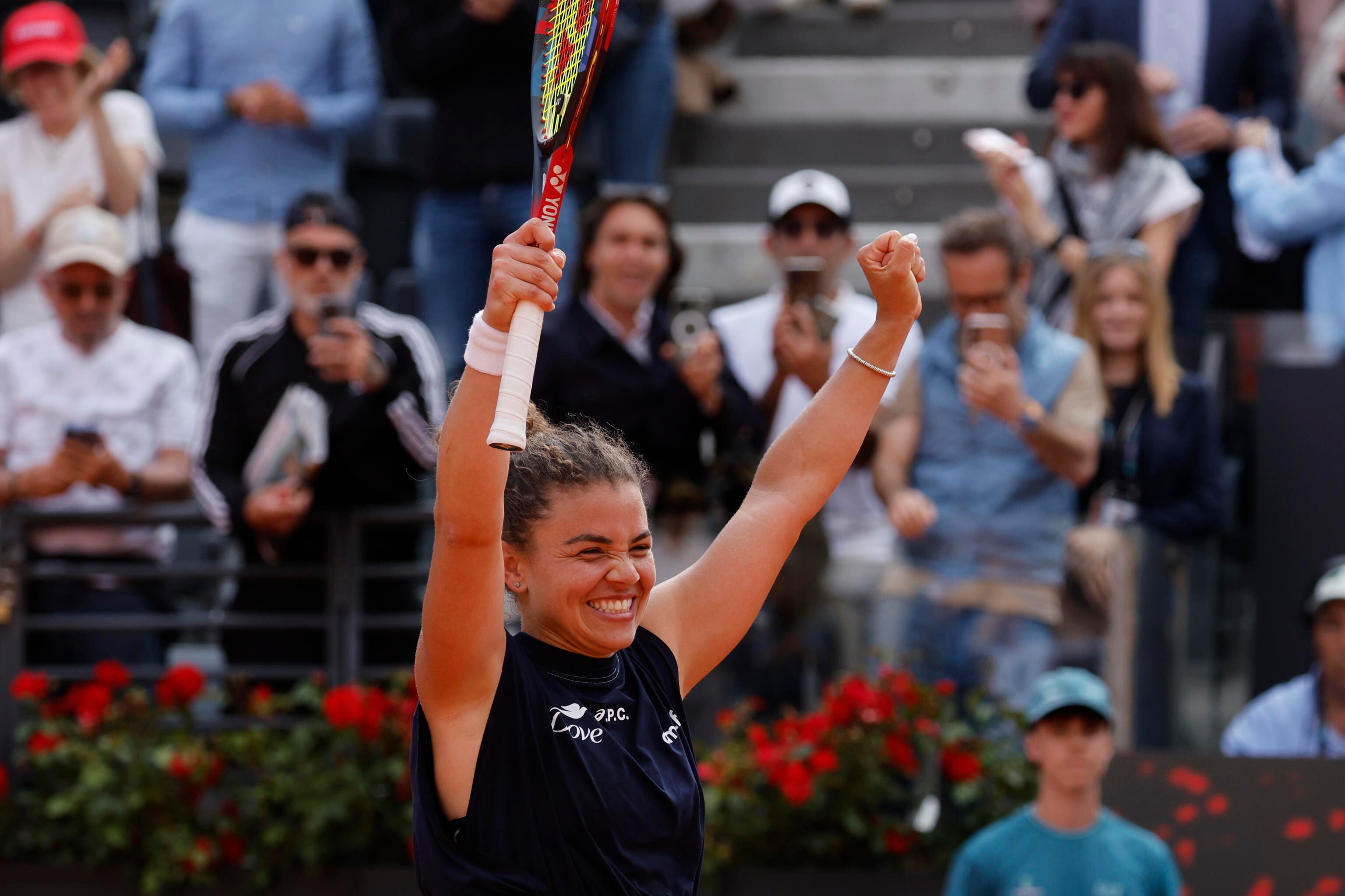 ROME (Italy), 15/05/2025.- Jasmine Paolini of Italy celebrates winning her womens semi-final match against Peyton Stearns of USA (not pictured) at the Italian Open tennis tournament in Rome, Italy, 15 May 2025. (Tenis, Italia, Roma) EFE/EPA/FABIO FRUSTACI