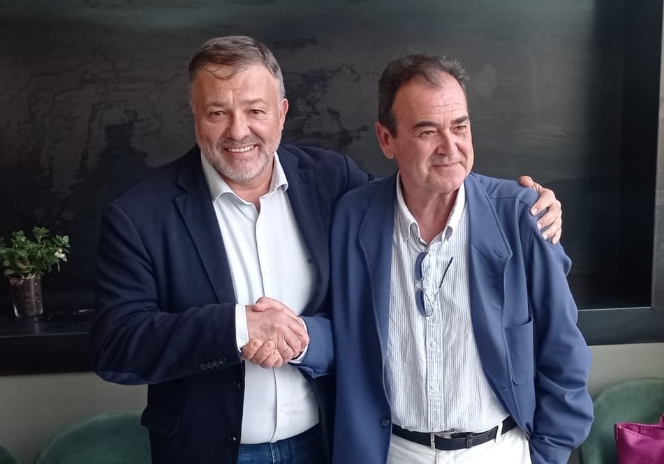 Darío Dolz (i) e Isidoro Gómez Cavero (d) tras alcanzar el pacto para el gobierno municipal de Cuenca en junio de 2023