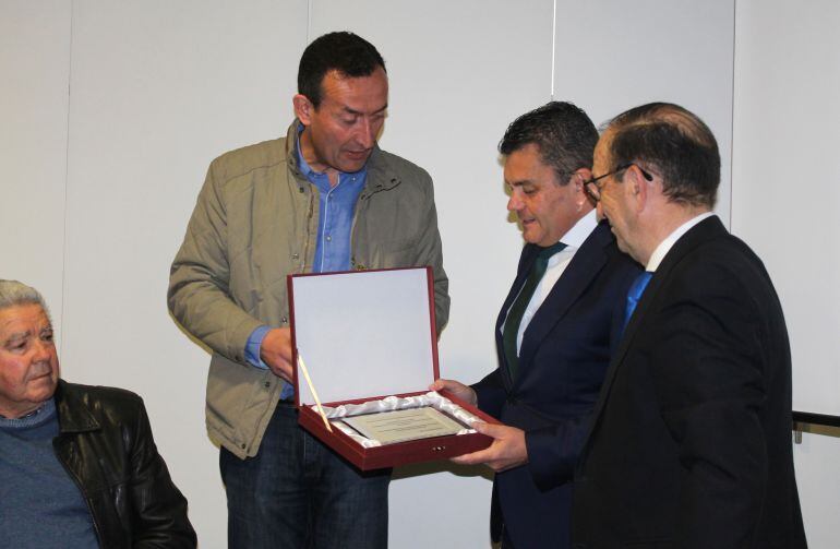 Momento de la entrega de la distinción al presidente de la Asociación de Granadas