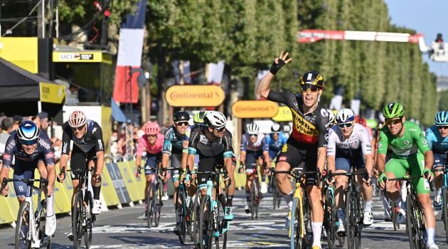 Van Aert celebra su victoria en París