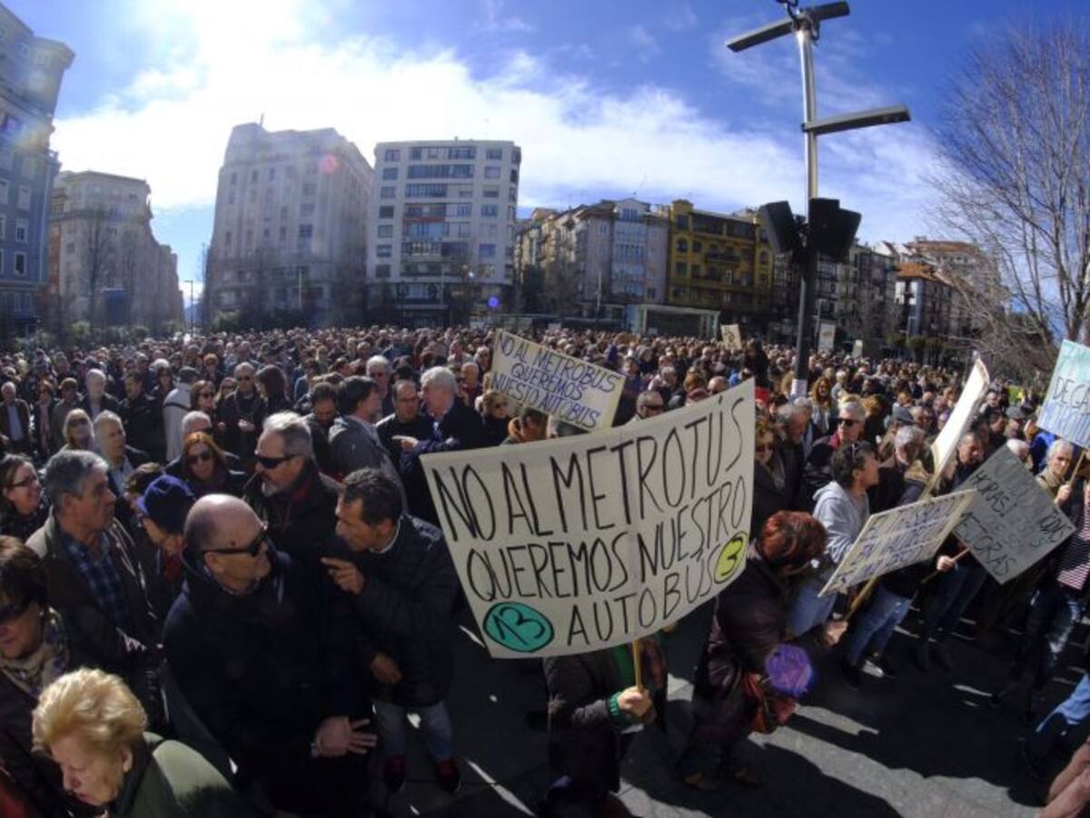 Cientos de personas se manifiestan contra el Metro TUS en Santander