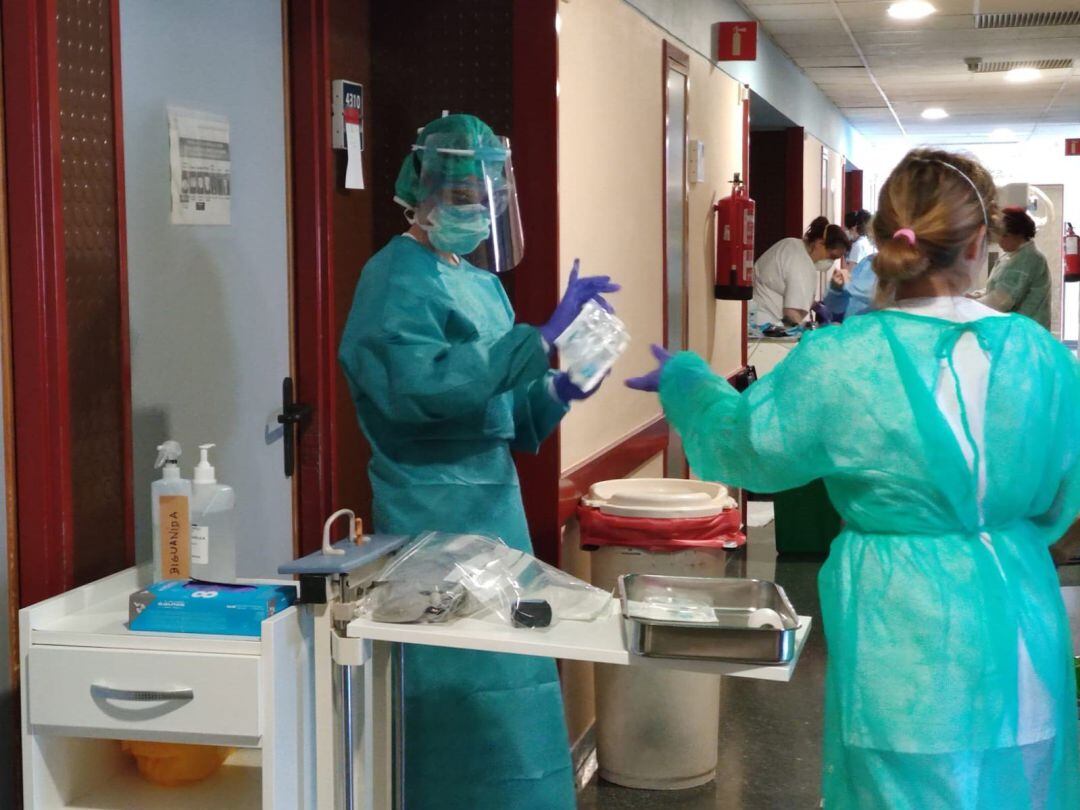 Atención en una planta Covid en el Hospital Universitario Juan Ramón Jiménez de Huelva.