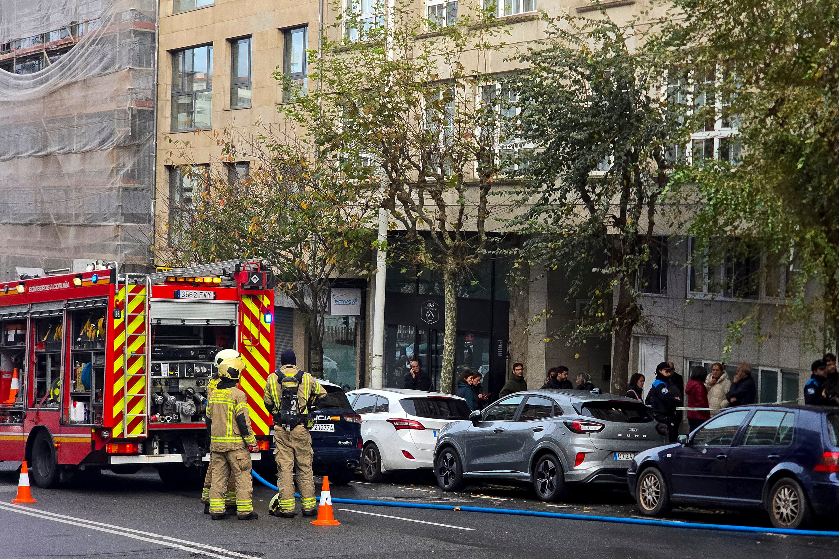 A CORUÑA (GALICIA), 20/12/2025.- Policía y bomberos trabajan en el nº28 de la calle Paseo de Ronda donde se produjo un incendio y altercado con arma blanca en el que la víctima tuvo que ser trasladada al Complejo Hospitalario de A Coruña (CHUAC). Un hombre ha sido detenido este sábado en A Coruña por, presuntamente, herir de gravedad a una compañera de piso con un arma blanca. En el suceso también tuvieron que intervenir los bomberos ya que en el mismo inmueble prendieron fuego a un colchón que fue sofocado con rapidez. EFE/ Moncho Fuentes