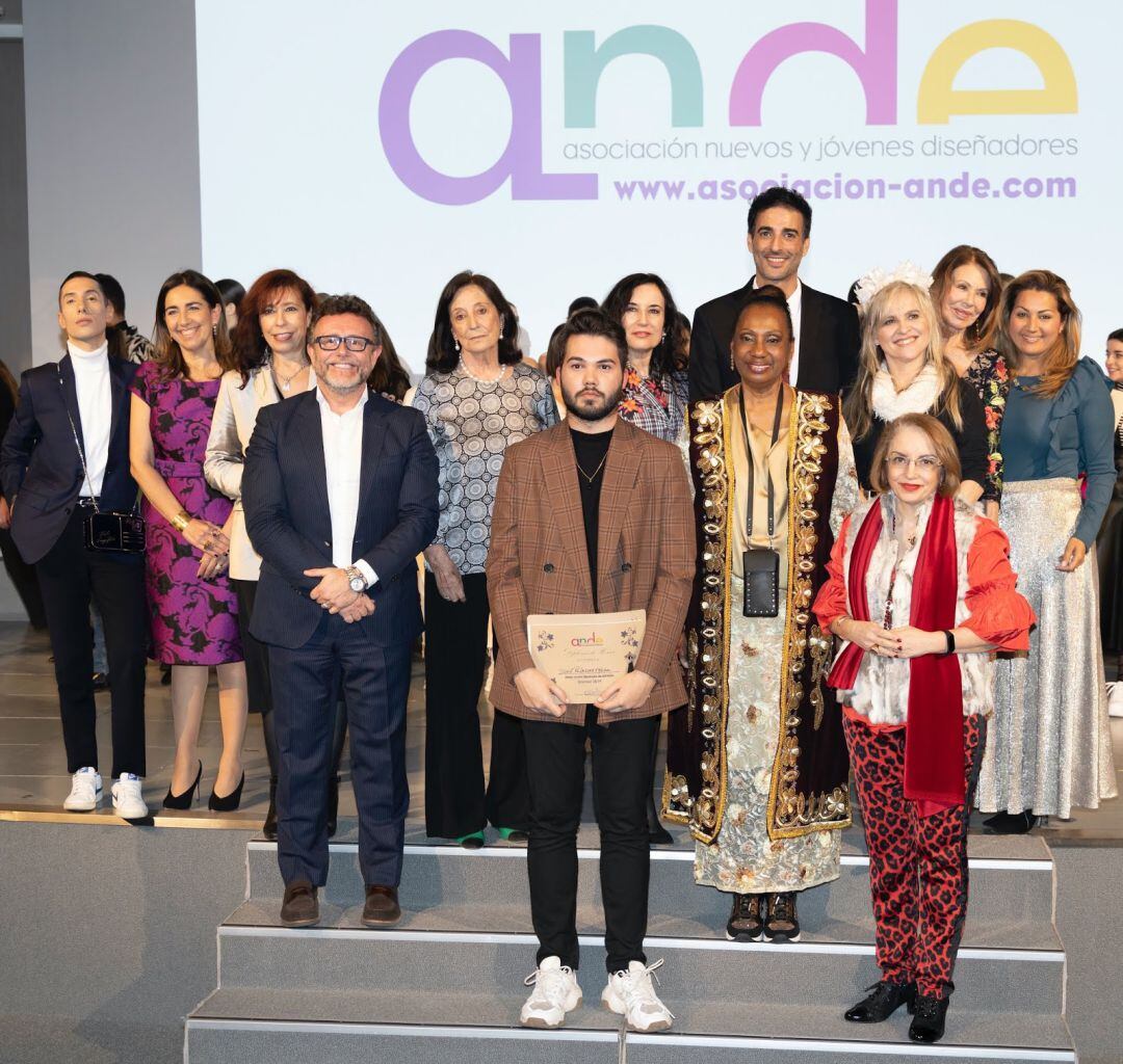 El diseñador asturiano David Rodríguez tras recibir el premio de la asociación de nuevos y jóvenes diseñadores