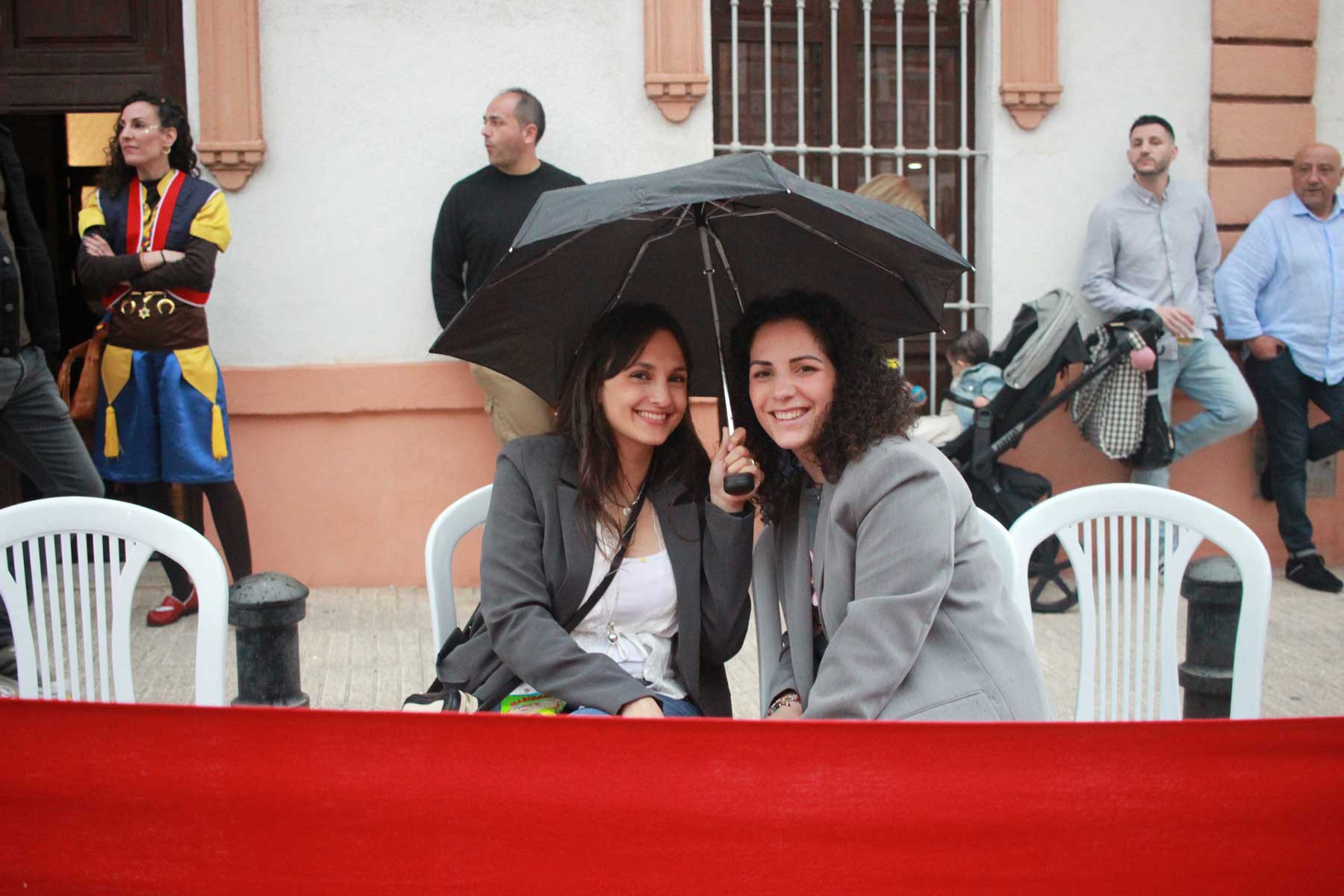 La lluvia obligó al final a que los paraguas fuesen los protagonistas entre el público