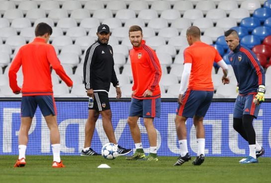 HOR10. LYON (FRANCIA), 28/09/2015.- El entrenador portugués del Valencia CF, Nuno Espirito Santo (2i), dirige el entrenamiento del equipo en el estadio Gerland de Lyon, Francia, el 28 de septiembre del 2015, en la víspera de su enfrentamiento al Olympique Lyon en un partido del grupo H de la Liga de Campeones. EFE/Guillaume Horcajuelo