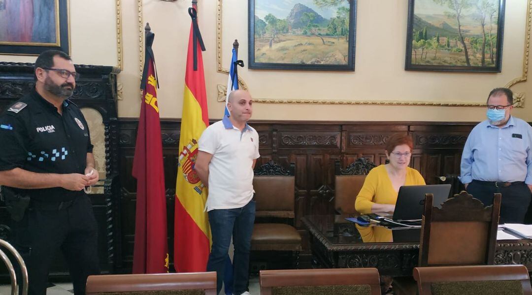 Momento de la firma de adhesión por parte de la alcaldesa, Juana Guardiola