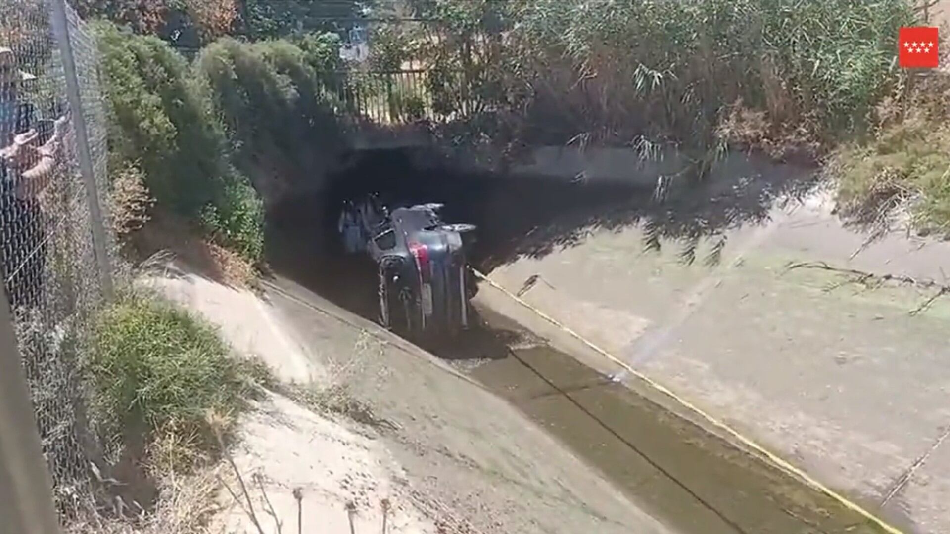 El coche siendo extraido de un túnel en la la acequia en San Martín de la Vega